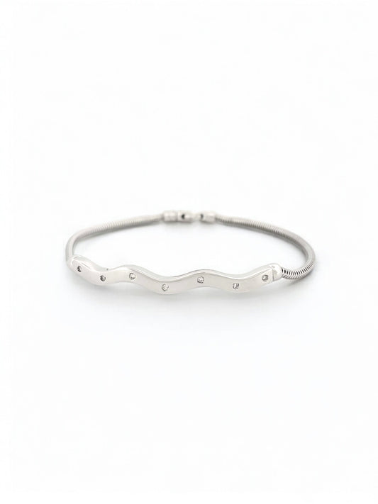Pulsera semirrígida de oro blanco de 18kt con cadena tipo serpiente y placa irregular con 7 diamantes integrados. Esta pulsera dispone de cierre tipo mosquetón. Cierre de cajón. Compro Oro al mejor precio, joyería segunda mano Barcelona, diseño y transformación de joyas.