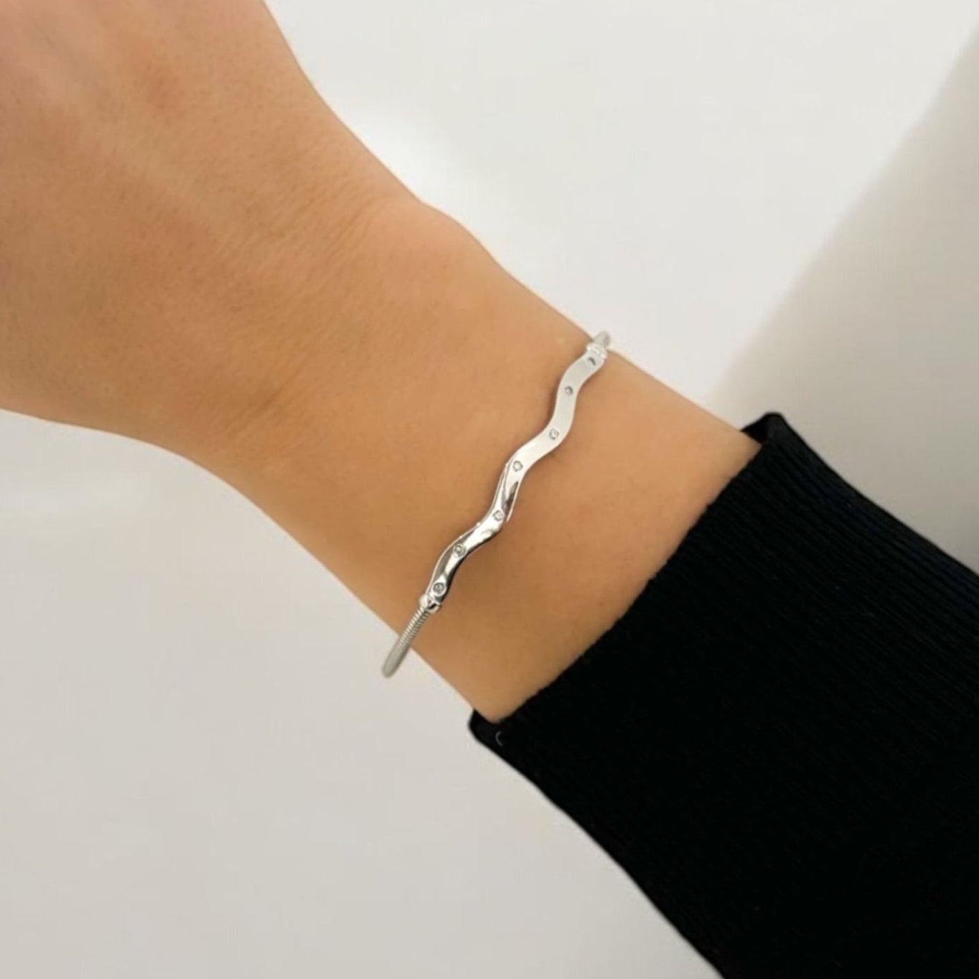 Pulsera semirrígida de oro blanco de 18kt con cadena tipo serpiente y placa irregular con 7 diamantes integrados. Esta pulsera dispone de cierre tipo mosquetón. Cierre de cajón. Compro Oro al mejor precio, joyería segunda mano Barcelona, diseño y transformación de joyas.