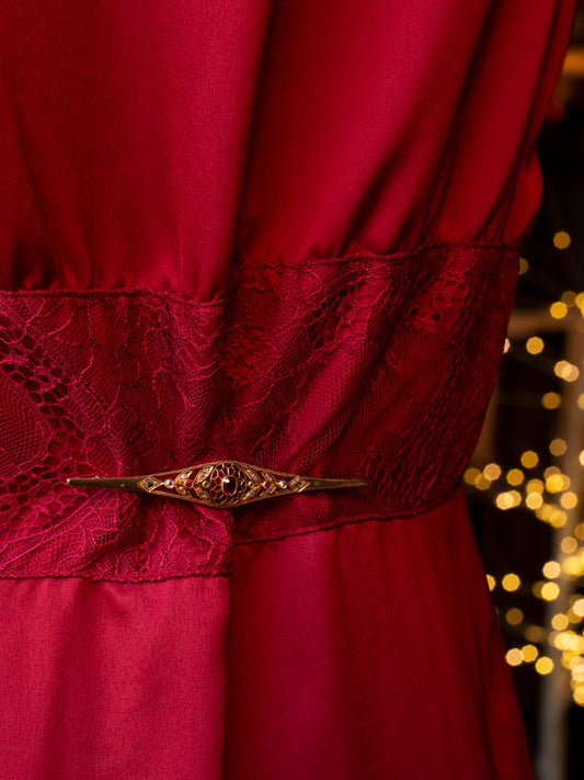 Broche antiguo tipo alfiler realizado en Oro amarillo de 18kt con hoja de diamantes talla antigua y con rubí central talla oval.  Broches vintage de oro baratos