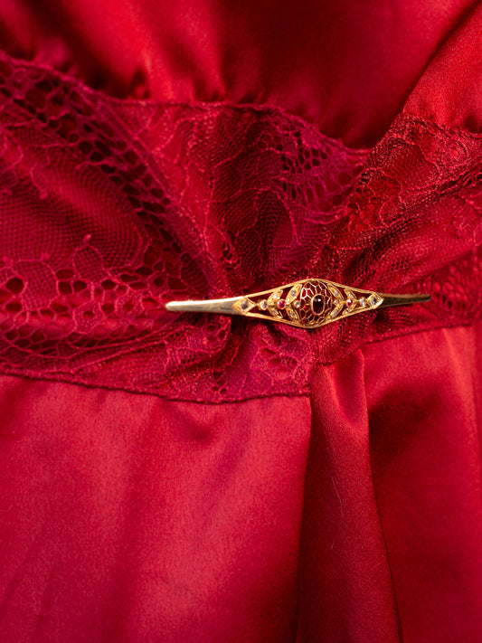 Broche antiguo tipo alfiler realizado en Oro amarillo de 18kt con hoja de diamantes talla antigua y con rubí central talla oval.  Broches vintage de oro baratos