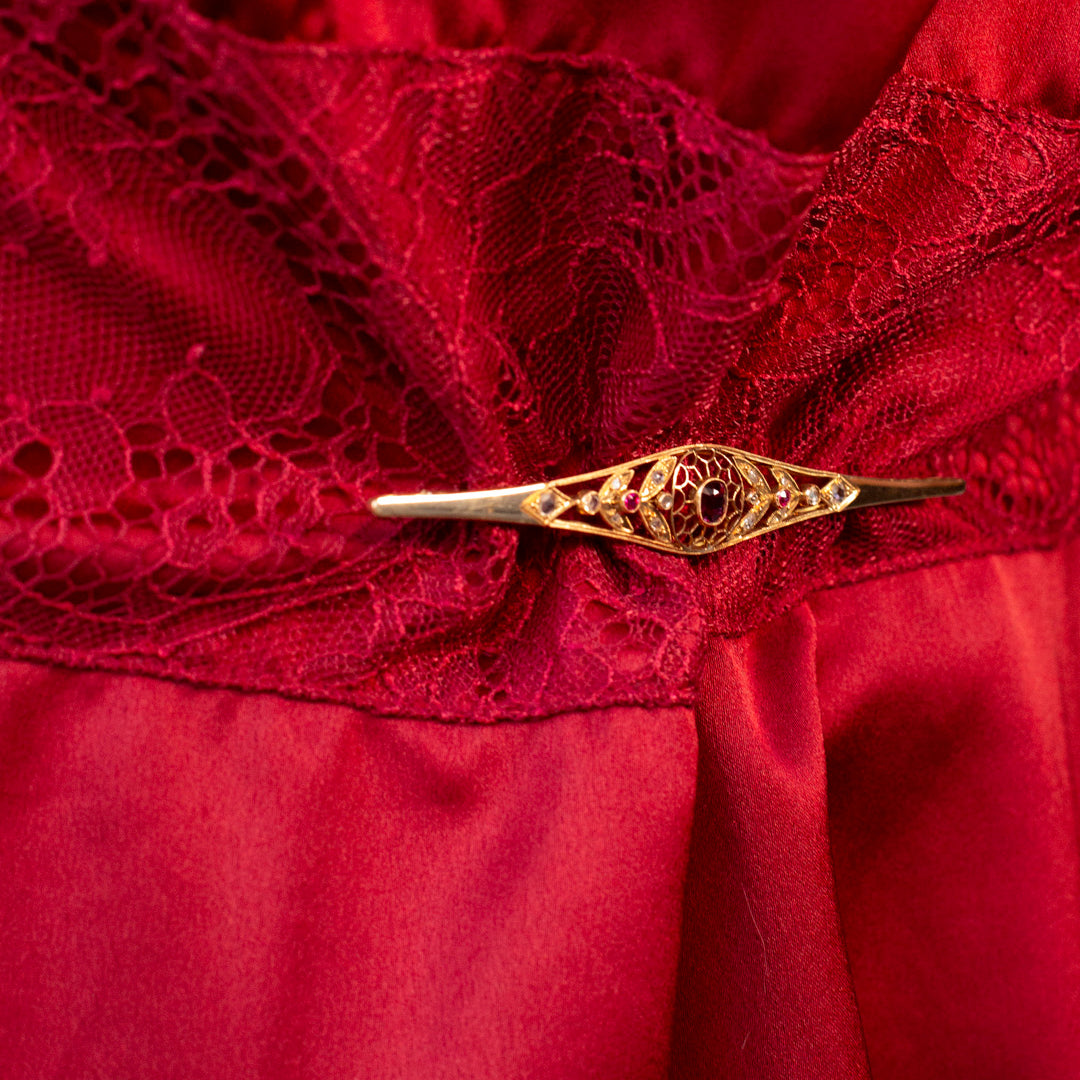 Broche antiguo tipo alfiler realizado en Oro amarillo de 18kt con hoja de diamantes talla antigua y con rubí central talla oval.  Broches vintage de oro baratos