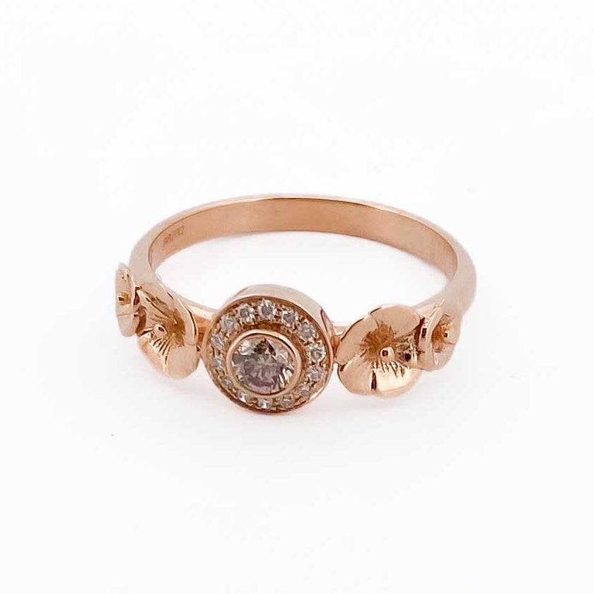 Anillo de Oro rosa de 18kt con 1 diamante central y 14 a su alrededor talla brillante. Con motivos de flores a los lados. Compro oro Barcelona, dónde comprar y vender joyas al mejor precio en Barcelona. Joyas al mejor precio de segunda mano restauradas. Envío gratuito. 
