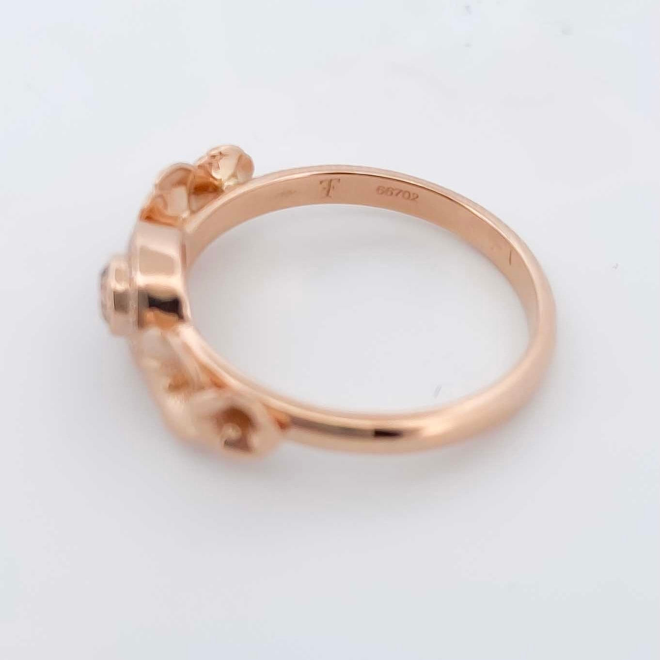 Anillo de Oro rosa de 18kt con 1 diamante central y 14 a su alrededor talla brillante. Con motivos de flores a los lados. Compro oro Barcelona, dónde comprar y vender joyas al mejor precio en Barcelona. Joyas al mejor precio de segunda mano restauradas. Envío gratuito. 