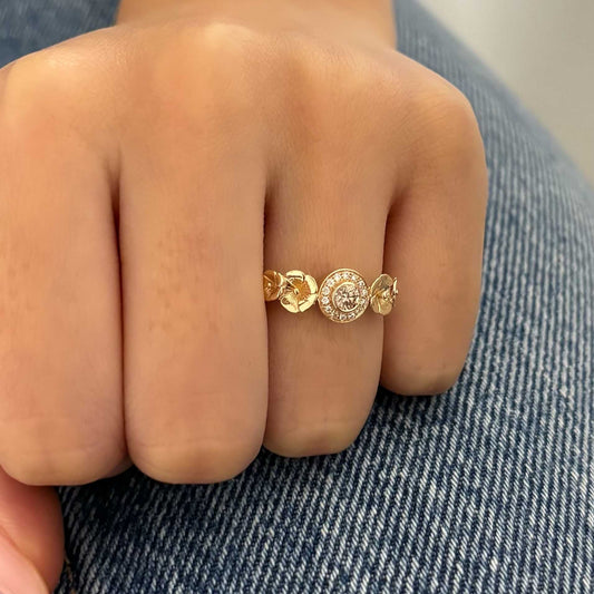 Anillo de Oro rosa de 18kt con 1 diamante central y 14 a su alrededor talla brillante. Con motivos de flores a los lados. Compro oro Barcelona, dónde comprar y vender joyas al mejor precio en Barcelona. Joyas al mejor precio de segunda mano restauradas. Envío gratuito. 