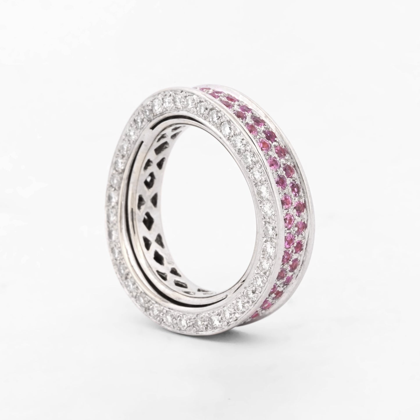 Anillo realizado en oro blanco de 18kt con 72 diamantes talla brillante y 74 zafiros rosas talla brillante. Joyas baratas. Envío gratuito. Anillos con diamantes