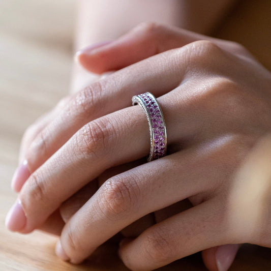 Anillo realizado en oro blanco de 18kt con 72 diamantes talla brillante y 74 zafiros rosas talla brillante. Joyas baratas. Envío gratuito. Anillos con diamantes