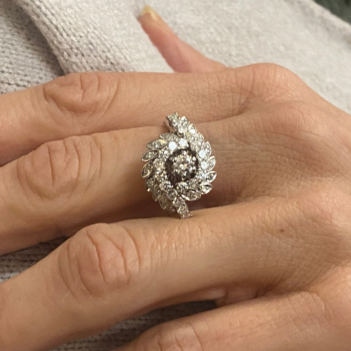 Comprar anillo de oro blanco de 18kt con Rosetón de diamantes con un brillante central y 10 alrededor. Joyas con diamantes baratas. Envío gratis. Joyería Ian'or.