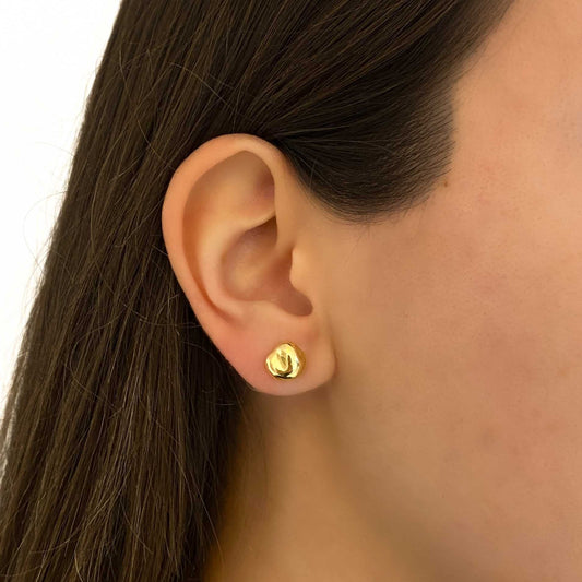 Pendientes originales de la firma Tiffany & Co de la colección Bean de Elsa Peretti realizado en oro amarillo de 18kt con cierre de presión. Joyas marca segunda mano.