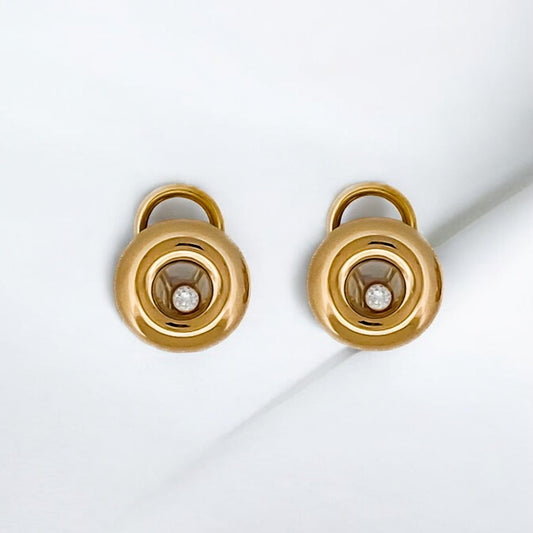 Pendientes en oro amarillo de 18kt de la prestigiosa firma Chopard. Modelo Happy diamonds icons. Dispone de 1 diamantes talla brillante en cada pendiente. Dónde comprar  y vender joyas al mejor precio en Barcelona. Envío gratuito. Joyas Chopard.