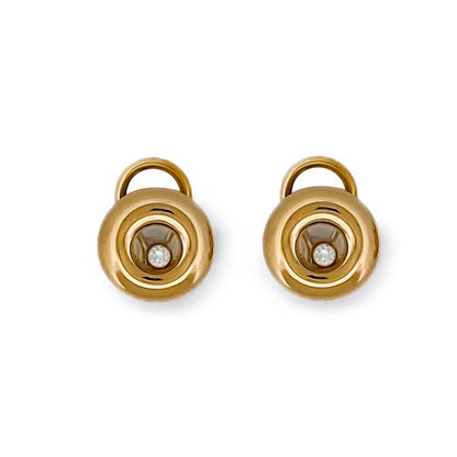 Pendientes en oro amarillo de 18kt de la prestigiosa firma Chopard. Modelo Happy diamonds icons. Dispone de 1 diamantes talla brillante en cada pendiente. Dónde comprar  y vender joyas al mejor precio en Barcelona. Envío gratuito. Joyas Chopard.
