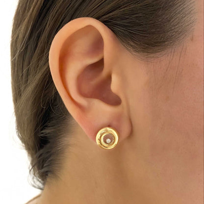 Pendientes en oro amarillo de 18kt de la prestigiosa firma Chopard. Modelo Happy diamonds icons. Dispone de 1 diamantes talla brillante en cada pendiente. Dónde comprar  y vender joyas al mejor precio en Barcelona. Envío gratuito. Joyas Chopard.