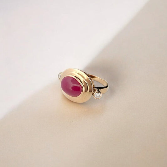 Anillo realizado en oro amarillo de 18kt con piedra central en color vino y dos diamantes. Joyas de segunda mano baratas en Barcelona. Envío gratis.