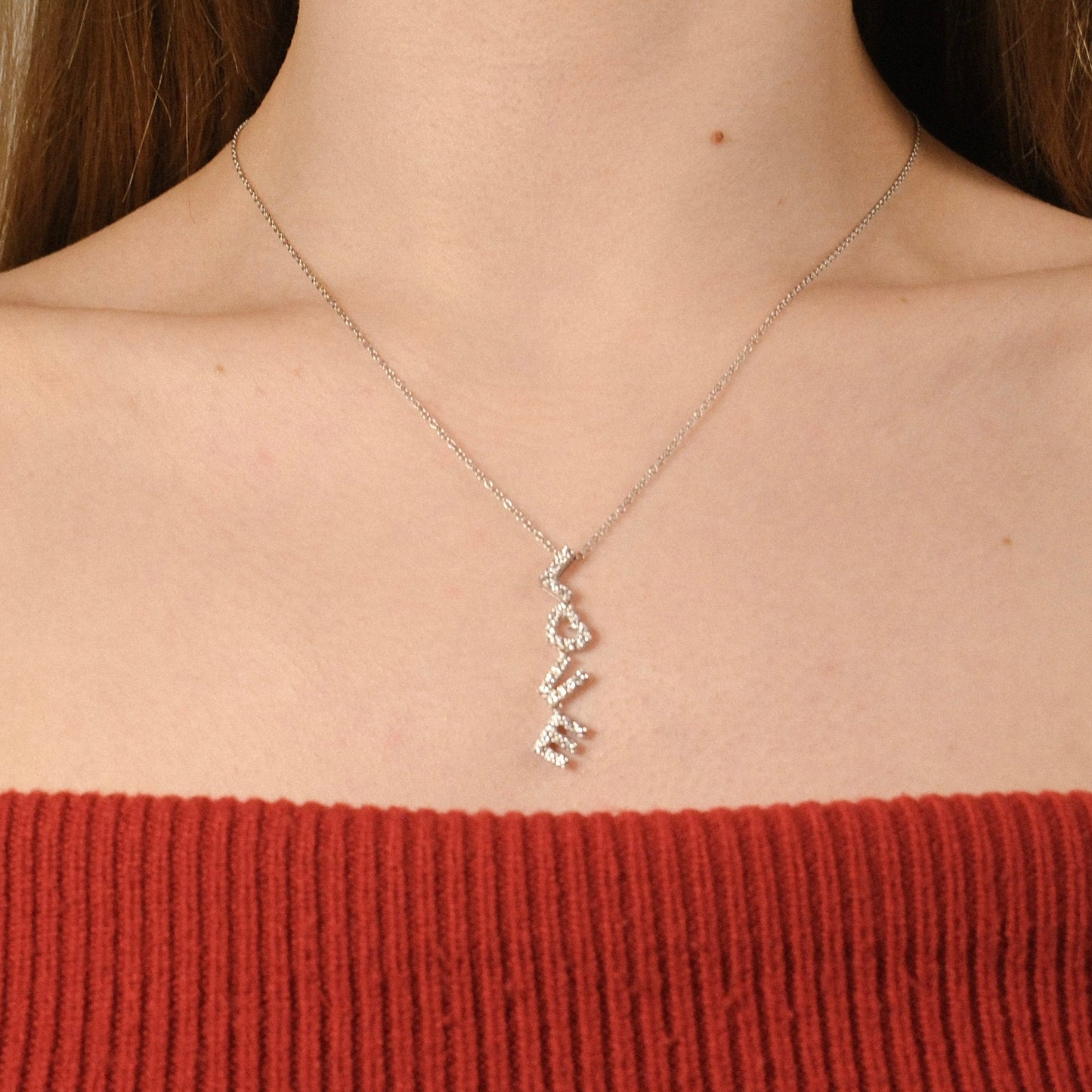 Comprar collar en oro blanco de 18kt compuesto por cadena y colgante LOVE con 34 diamantes talla brillante. Cierre tipo mosquetón. Joyería Compro Oro Barcelona.