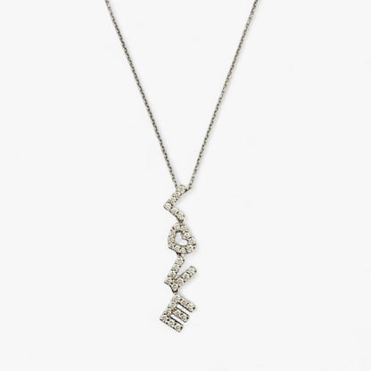 Comprar collar en oro blanco de 18kt compuesto por cadena y colgante LOVE con 34 diamantes talla brillante. Cierre tipo mosquetón. Joyería Compro Oro Barcelona.