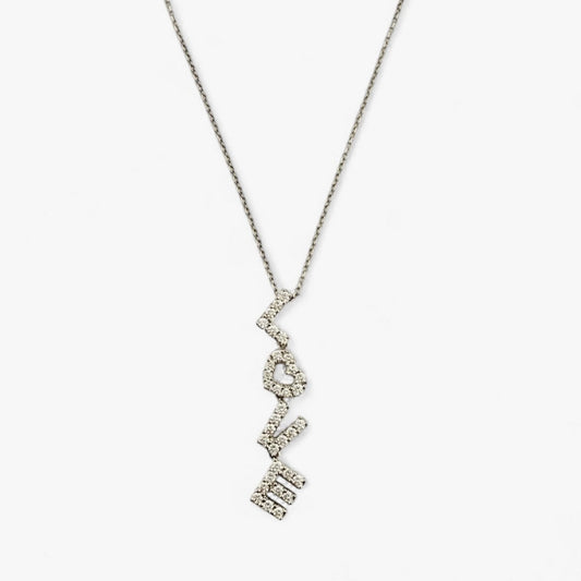 Comprar collar en oro blanco de 18kt compuesto por cadena y colgante LOVE con 34 diamantes talla brillante. Cierre tipo mosquetón. Joyería Compro Oro Barcelona.