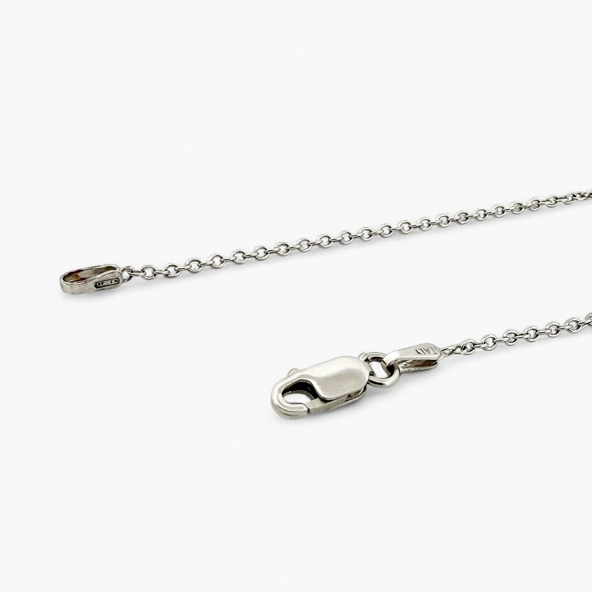 Comprar collar en oro blanco de 18kt compuesto por cadena y colgante LOVE con 34 diamantes talla brillante. Cierre tipo mosquetón. Joyería Compro Oro Barcelona.