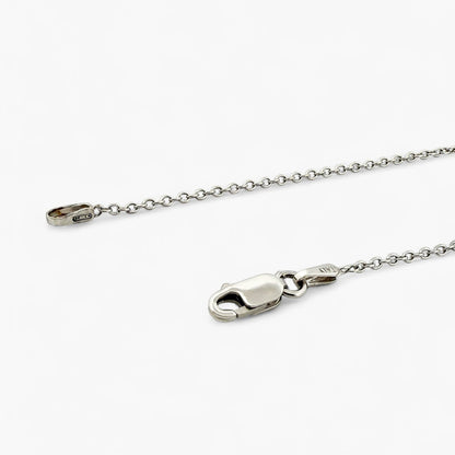 Comprar collar en oro blanco de 18kt compuesto por cadena y colgante LOVE con 34 diamantes talla brillante. Cierre tipo mosquetón. Joyería Compro Oro Barcelona.