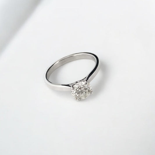 Solitario realizado en oro blanco y diamante de 1,05ct engastado en 4 grapas. Joyas de segunda mano baratas. Joyería Ian'or. Envío gratis. Joyería Ian'or Bcn.