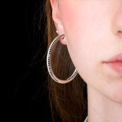 Pendientes de Aro realizados en oro blanco de 4cm de diámetro interior y cierre por presión. Joyas de segunda mano. Envío gratis. Joyas con diamantes baratas.