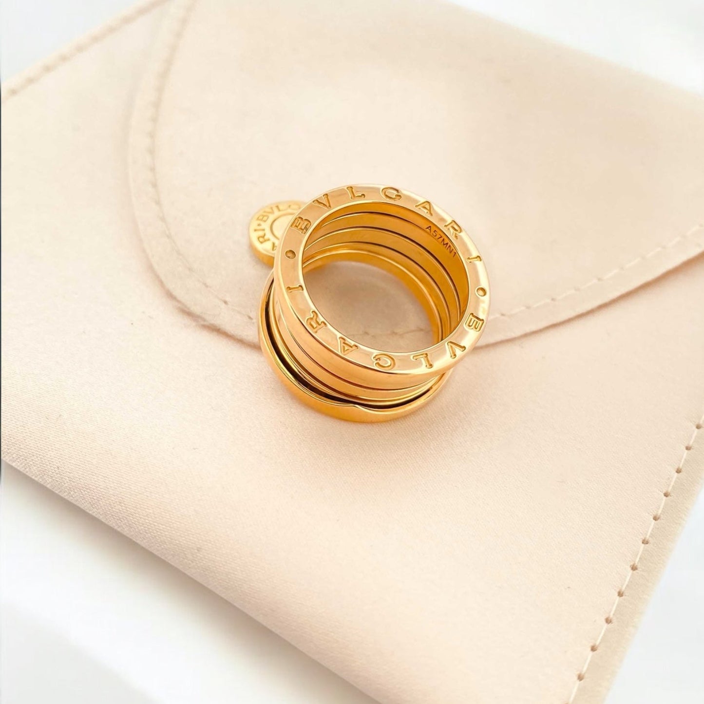 Anillo original B.zero1 de 4 bandas de la prestigiosa casa Bvlgari, realizado en Oro amarillo de 18kt. Se entrega con su caja original y certificado de compra.
Anillos de lujo Bulgari al mejor precio, joyas de marca baratas, anillos bulgari