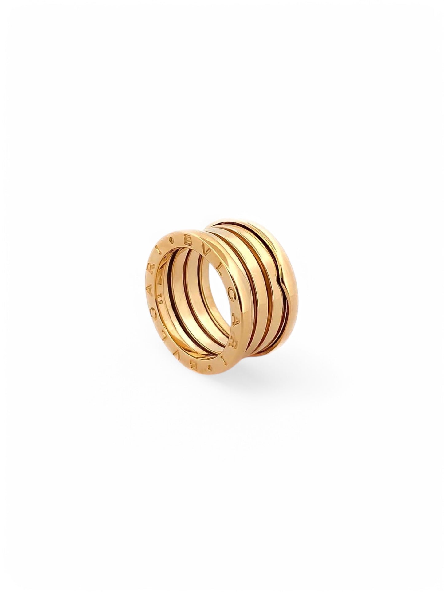 Anillo original B.zero1 de 4 bandas de la prestigiosa casa Bvlgari, realizado en Oro amarillo de 18kt. Se entrega con su caja original y certificado de compra.
Anillos de lujo Bulgari al mejor precio, joyas de marca baratas, anillos bulgari