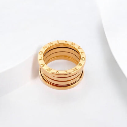 Anillo original B.zero1 de 4 bandas de la prestigiosa casa Bvlgari, realizado en Oro amarillo de 18kt. Se entrega con su caja original y certificado de compra.
Anillos de lujo Bulgari al mejor precio, joyas de marca baratas, anillos bulgari