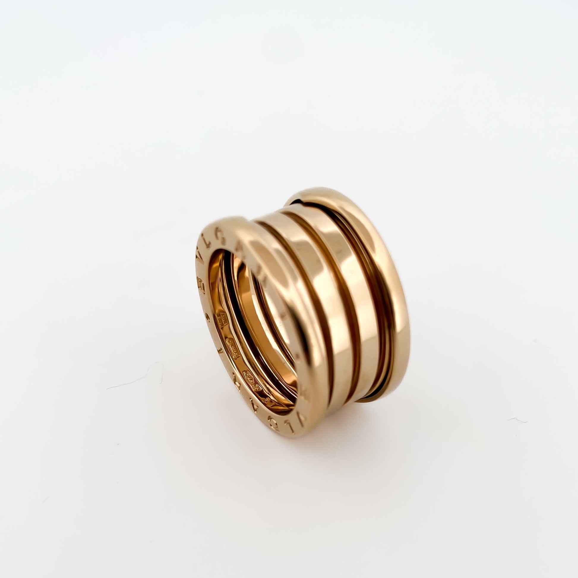 Anillo original B.zero1 de 4 bandas de la prestigiosa casa Bvlgari, realizado en Oro amarillo de 18kt. Se entrega con su caja original y certificado de compra.
Anillos de lujo Bulgari al mejor precio, joyas de marca baratas, anillos bulgari