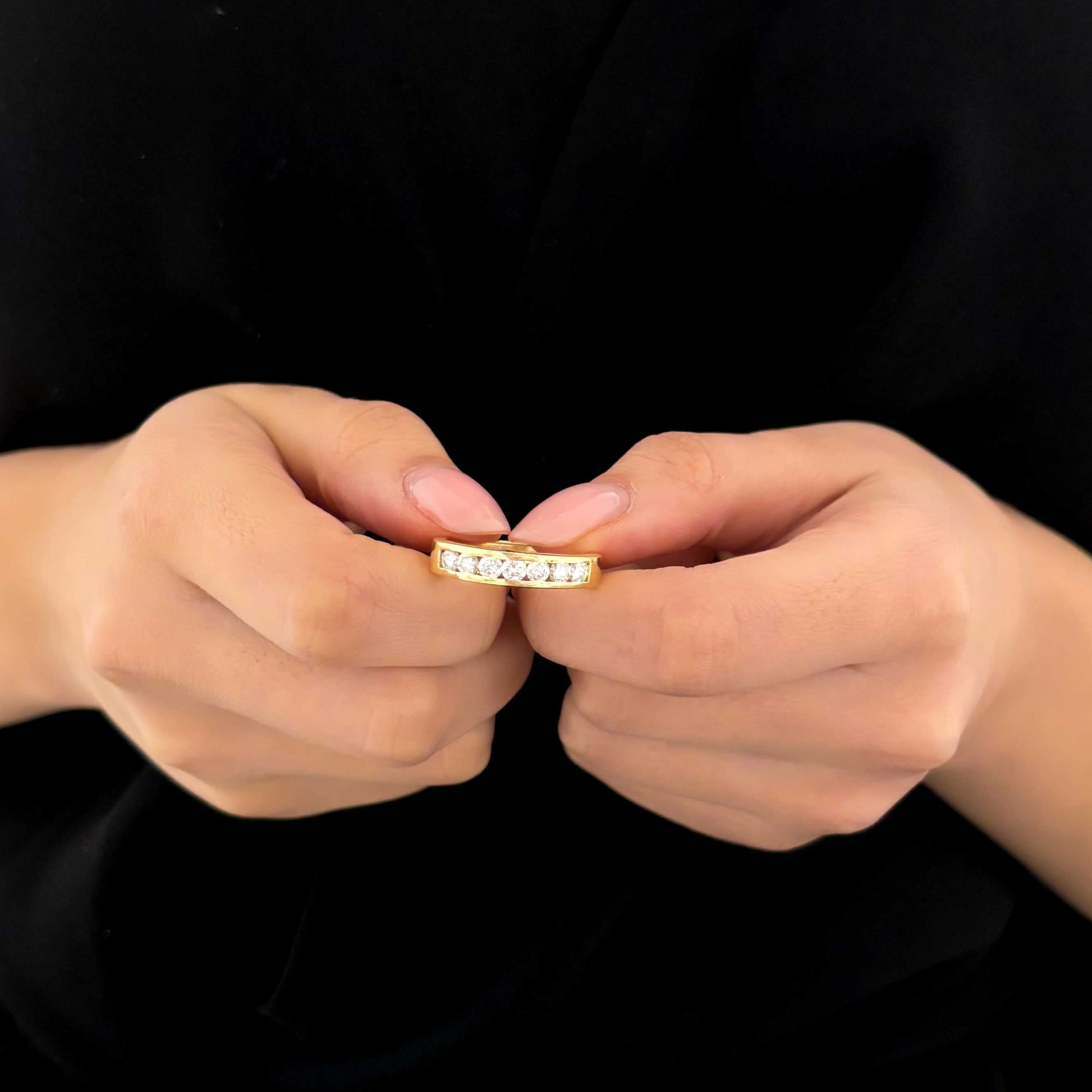 Media alianza de oro amarillo de 18kt con carril de 7 diamantes talla brillante de 0,10ct cada uno. Joyería compro oro, dónde comprar y vender joyas al mejor precio en Barcelona. Joyas de segunda mano  al mejor precio, envío gratuito. Anillos de compromiso baratos.