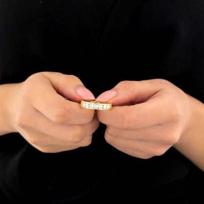 Media alianza de oro amarillo de 18kt con carril de 7 diamantes talla brillante de 0,10ct cada uno. Joyería compro oro, dónde comprar y vender joyas al mejor precio en Barcelona. Joyas de segunda mano  al mejor precio, envío gratuito. Anillos de compromiso baratos.
