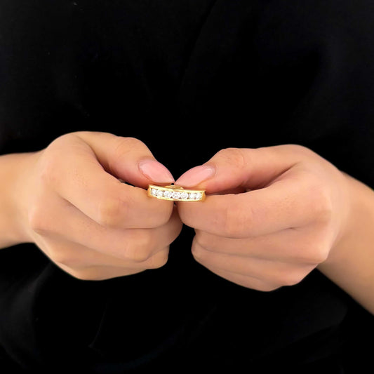 Media alianza de oro amarillo de 18kt con carril de 7 diamantes talla brillante de 0,10ct cada uno. Joyería compro oro, dónde comprar y vender joyas al mejor precio en Barcelona. Joyas de segunda mano  al mejor precio, envío gratuito. Anillos de compromiso baratos.