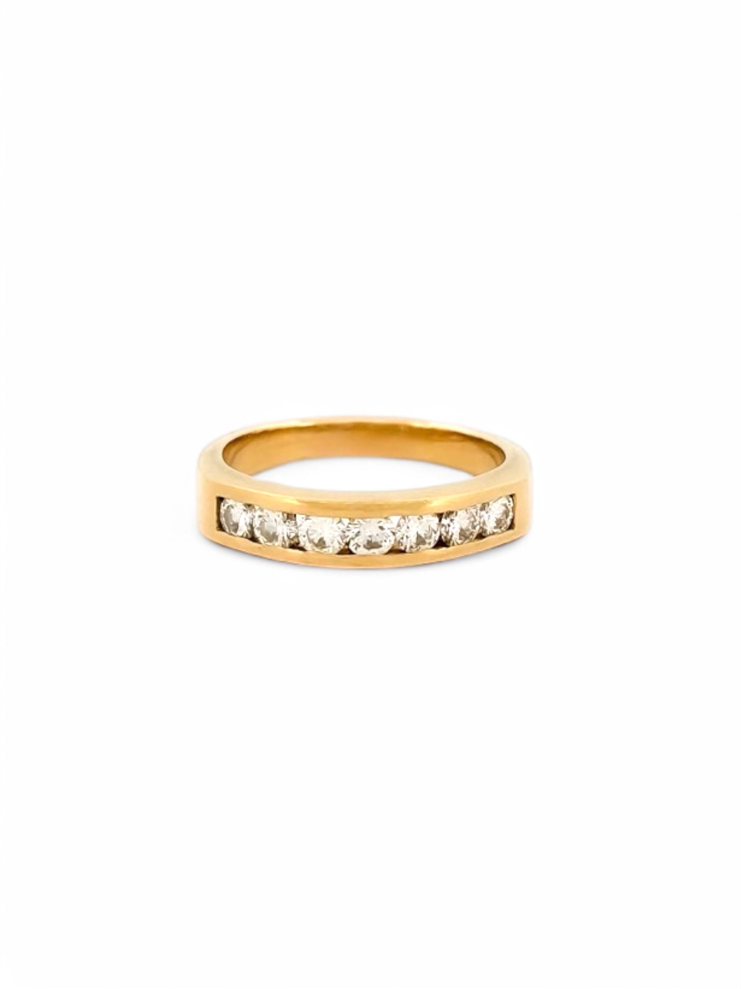 Media alianza de oro amarillo de 18kt con carril de 7 diamantes talla brillante de 0,10ct cada uno. Joyería compro oro, dónde comprar y vender joyas al mejor precio en Barcelona. Joyas de segunda mano  al mejor precio, envío gratuito. Anillos de compromiso baratos.