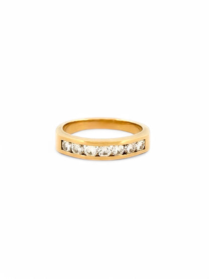 Media alianza de oro amarillo de 18kt con carril de 7 diamantes talla brillante de 0,10ct cada uno. Joyería compro oro, dónde comprar y vender joyas al mejor precio en Barcelona. Joyas de segunda mano  al mejor precio, envío gratuito. Anillos de compromiso baratos.