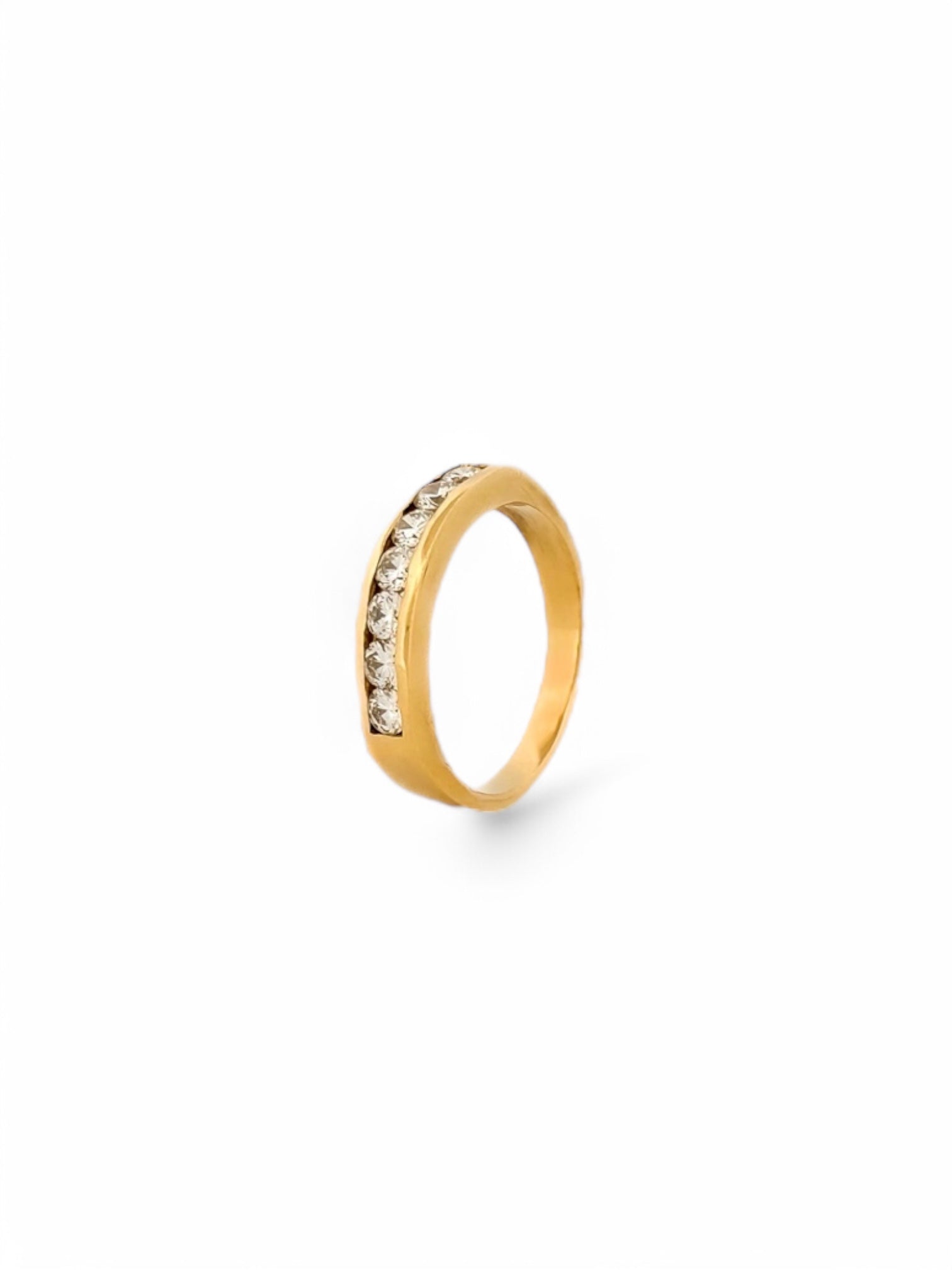 Media alianza de oro amarillo de 18kt con carril de 7 diamantes talla brillante de 0,10ct cada uno. Joyería compro oro, dónde comprar y vender joyas al mejor precio en Barcelona. Joyas de segunda mano  al mejor precio, envío gratuito. Anillos de compromiso baratos.