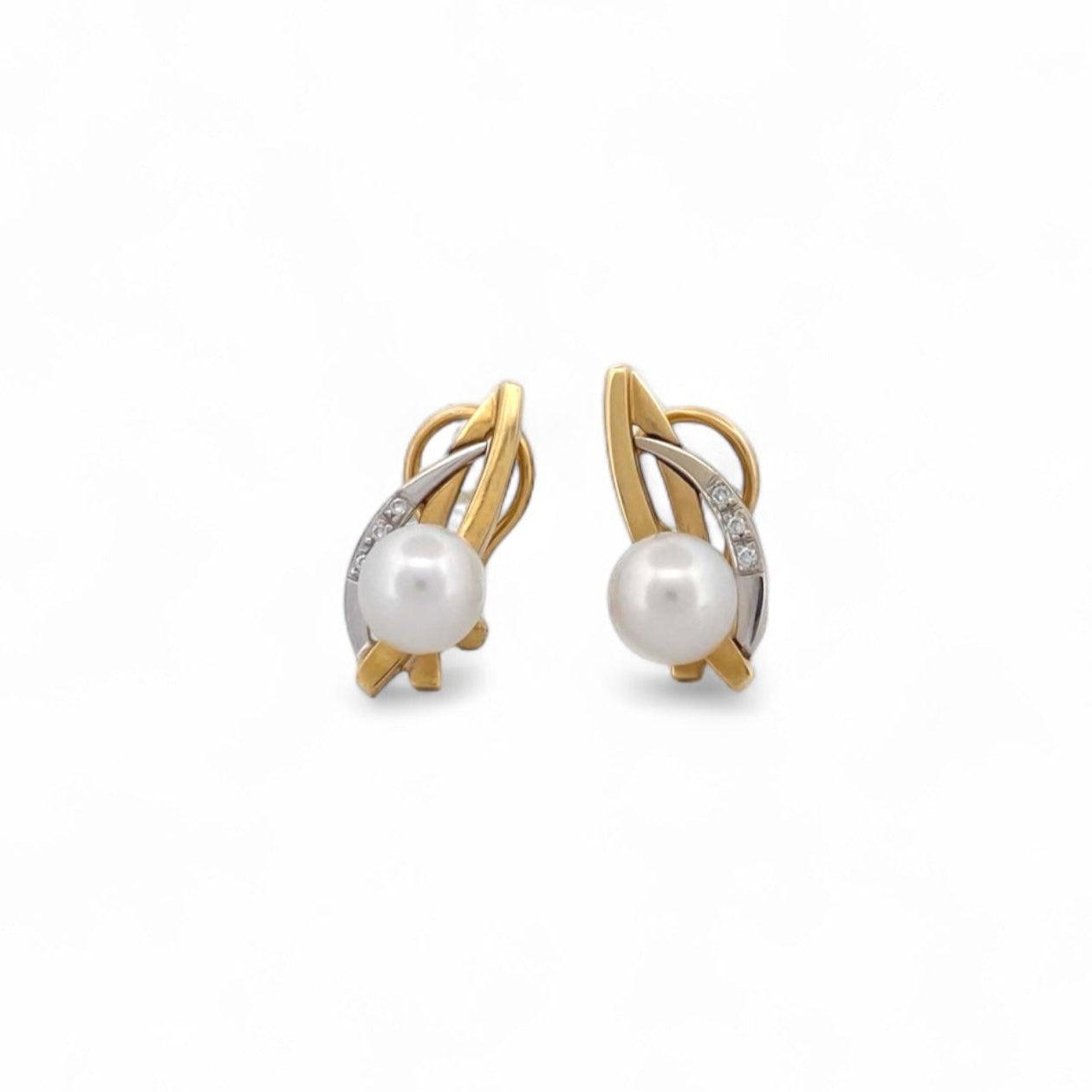 Comprar pendientes realizados en oro amarillo y oro blanco de 18k con una perla y 3 diamantes en cada pendiente. Joyería Ian'Or Barcelona. Envío gratis.