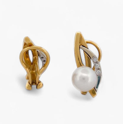 Comprar pendientes realizados en oro amarillo y oro blanco de 18k con una perla y 3 diamantes en cada pendiente. Joyería Ian'Or Barcelona. Envío gratis.