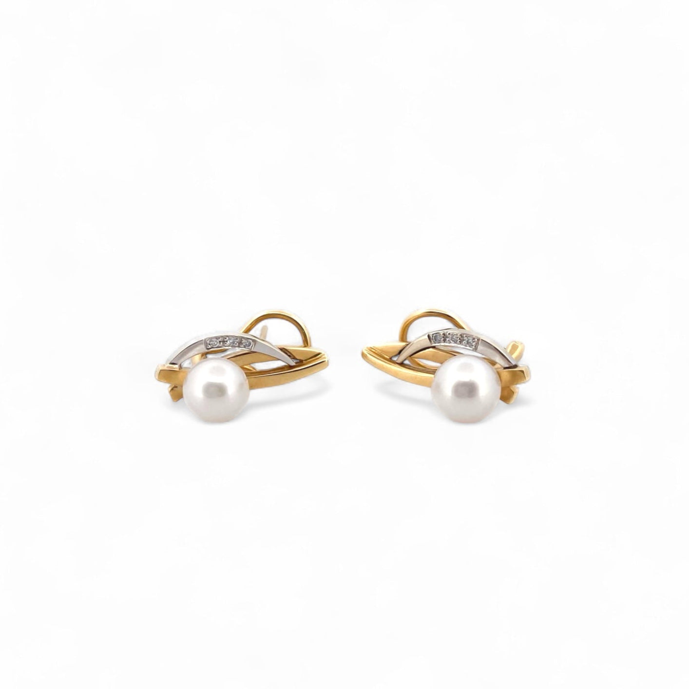 Comprar pendientes realizados en oro amarillo y oro blanco de 18k con una perla y 3 diamantes en cada pendiente. Joyería Ian'Or Barcelona. Envío gratis.