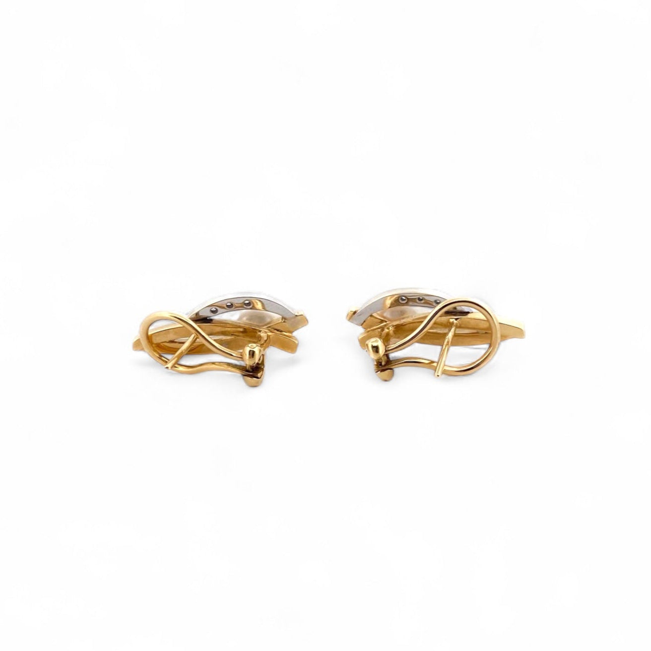 Comprar pendientes realizados en oro amarillo y oro blanco de 18k con una perla y 3 diamantes en cada pendiente. Joyería Ian'Or Barcelona. Envío gratis.