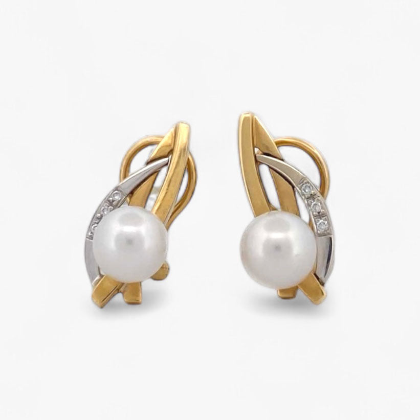 Comprar pendientes realizados en oro amarillo y oro blanco de 18k con una perla y 3 diamantes en cada pendiente. Joyería Ian'Or Barcelona. Envío gratis.