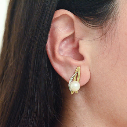 Comprar pendientes realizados en oro amarillo y oro blanco de 18k con una perla y 3 diamantes en cada pendiente. Joyería Ian'Or Barcelona. Envío gratis.