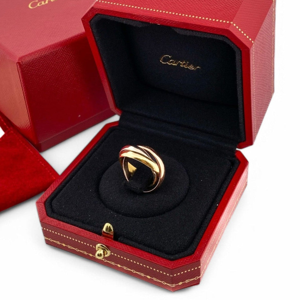 Anillo de la prestigiosa firma Cartier. Modelo Trinity, tamaño clásico. Compuesto por 3 banda. Joyas Cartier de segunda mano baratas. Joyas de marca originales.