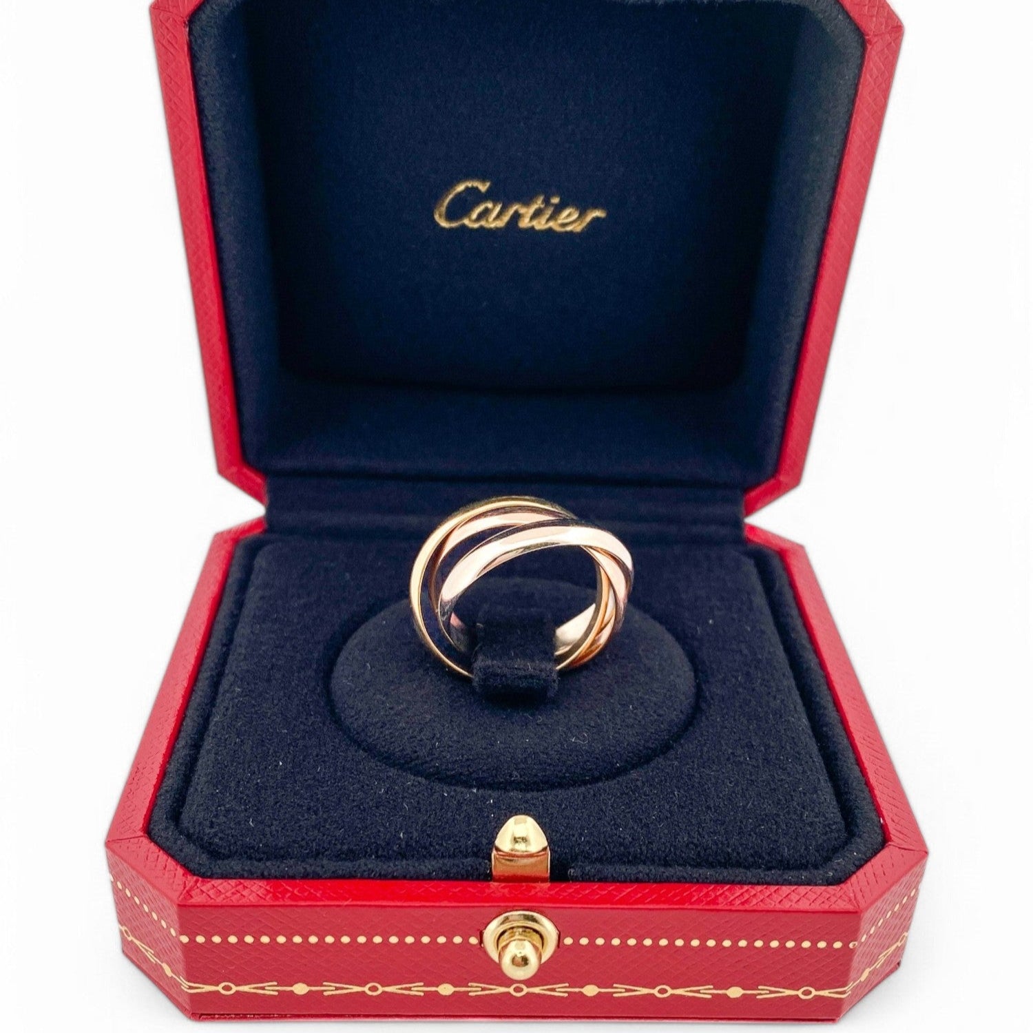 Anillo de la prestigiosa firma Cartier. Modelo Trinity, tamaño clásico. Compuesto por 3 banda. Joyas Cartier de segunda mano baratas. Joyas de marca originales.