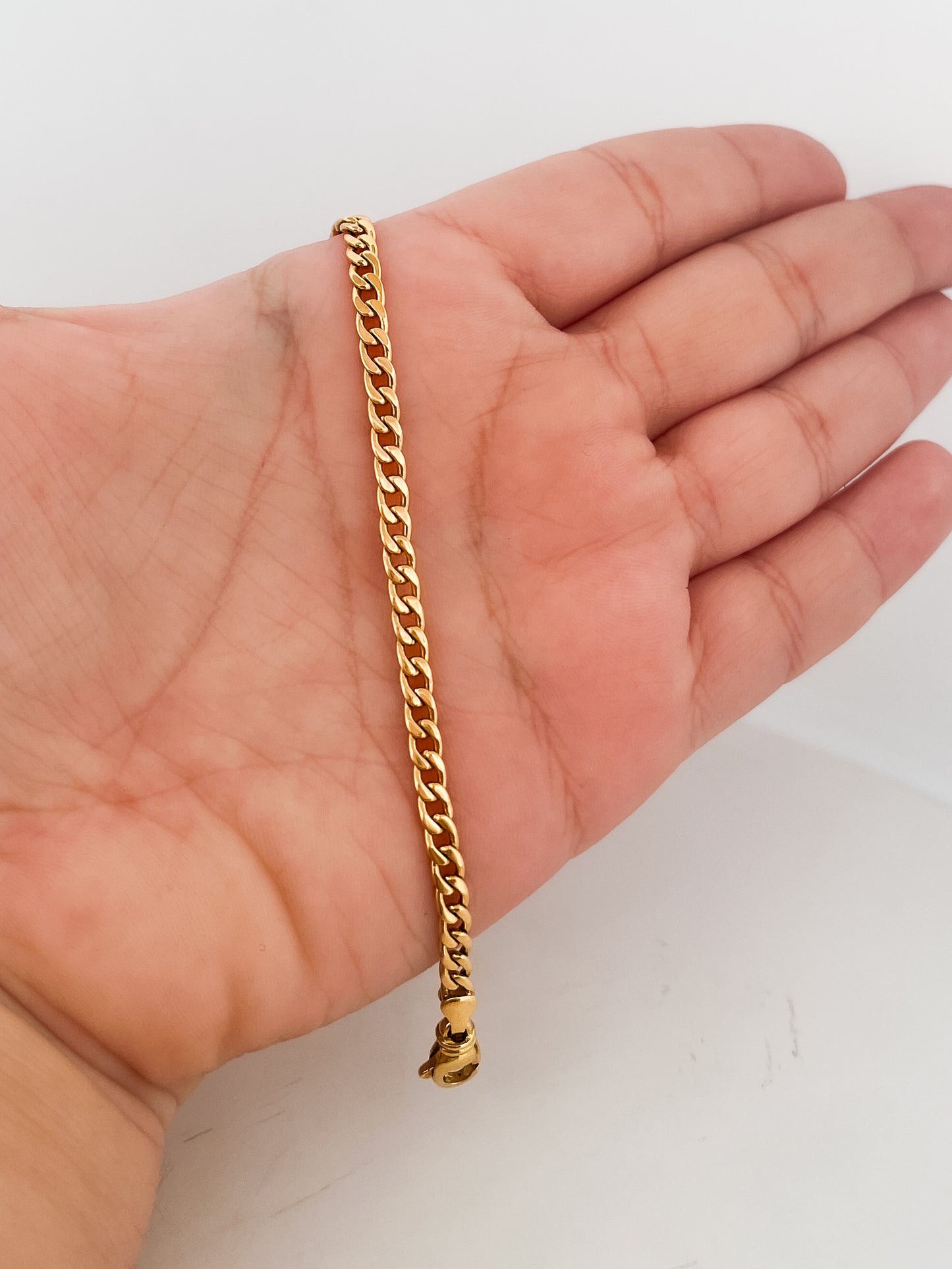 Comprar cadena barbada realizada en oro amarillo de 18kt. Esta cadena dispone de cierre tipo mosquetón. Joya unisex. Joyas acondicionadas. Envío GRATIS. Ian'Or.
