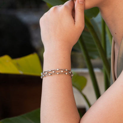 Comprar pulsera con formas geométricas realizada en oro blanco de 18kt con diamantes talla brillante. Joyas con diamantes baratas en Barcelona. Envío gratis.