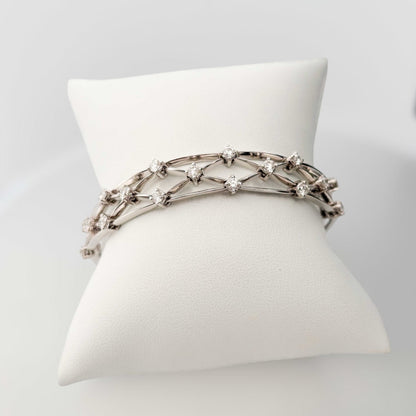 Comprar pulsera con formas geométricas realizada en oro blanco de 18kt con diamantes talla brillante. Joyas con diamantes baratas en Barcelona. Envío gratis.

