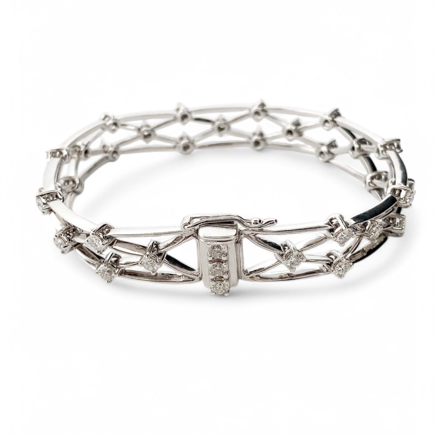 Comprar pulsera con formas geométricas realizada en oro blanco de 18kt con diamantes talla brillante. Joyas con diamantes baratas en Barcelona. Envío gratis.

