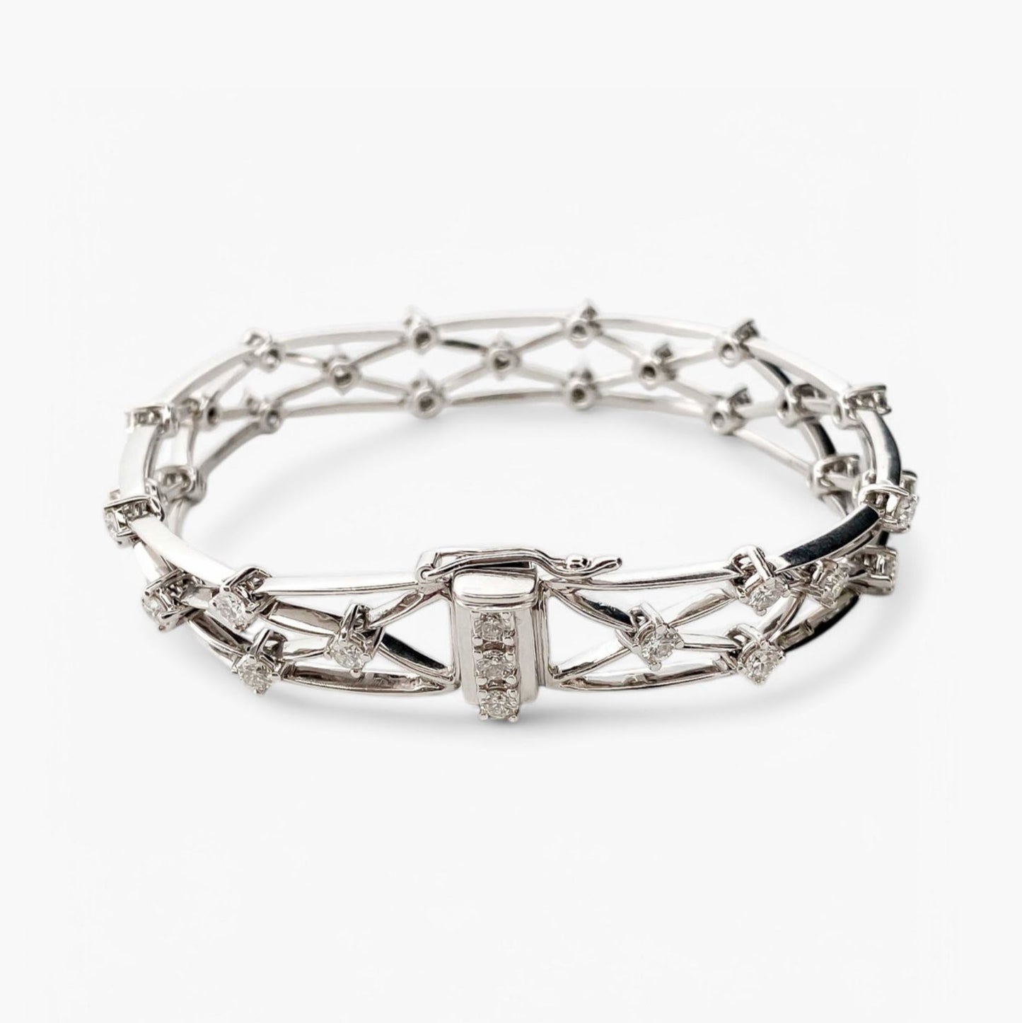 Comprar pulsera con formas geométricas realizada en oro blanco de 18kt con diamantes talla brillante. Joyas con diamantes baratas en Barcelona. Envío gratis.