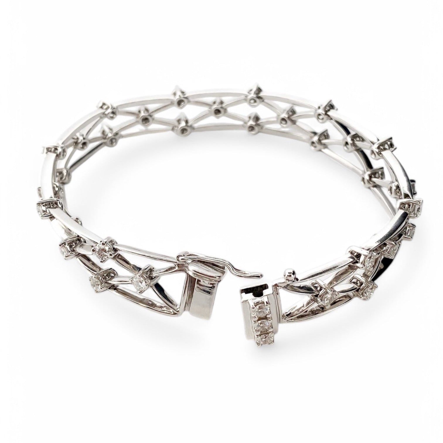 Comprar pulsera con formas geométricas realizada en oro blanco de 18kt con diamantes talla brillante. Joyas con diamantes baratas en Barcelona. Envío gratis.

