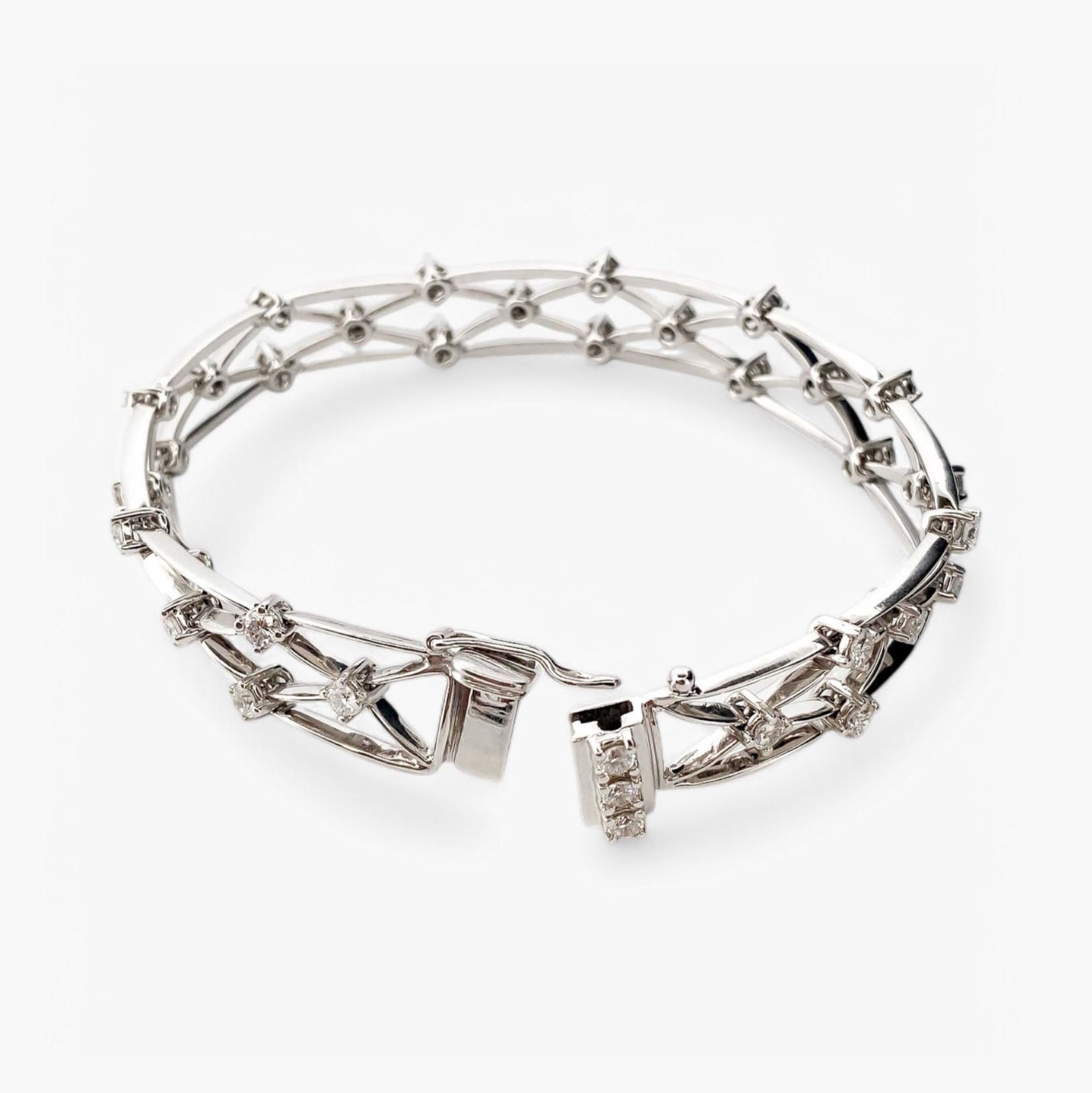 Comprar pulsera con formas geométricas realizada en oro blanco de 18kt con diamantes talla brillante. Joyas con diamantes baratas en Barcelona. Envío gratis.