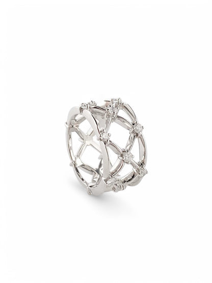 Anillo de oro blanco de 18kt en red con&nbsp; 18 diamantes talla brillante en cada cruce. Una pieza de alta joyería de una prestigiosa joyeria de lujo de Barcelona, Ramón Joiers.