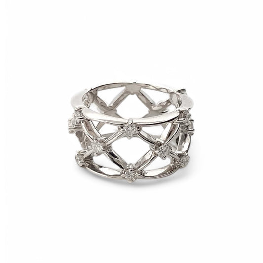 Anillo de oro blanco de 18kt en red con&nbsp; 18 diamantes talla brillante en cada cruce. Una pieza de alta joyería de una prestigiosa joyeria de lujo de Barcelona, Ramón Joiers.